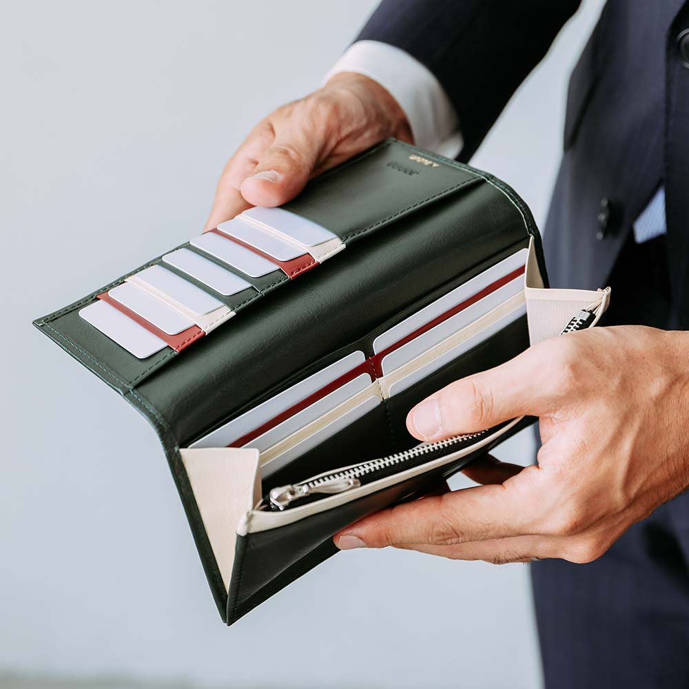 スリム長財布（カード収納13段） - ファスナーやホックがなく、カードをさっと取り出せる一覧性が魅力です。