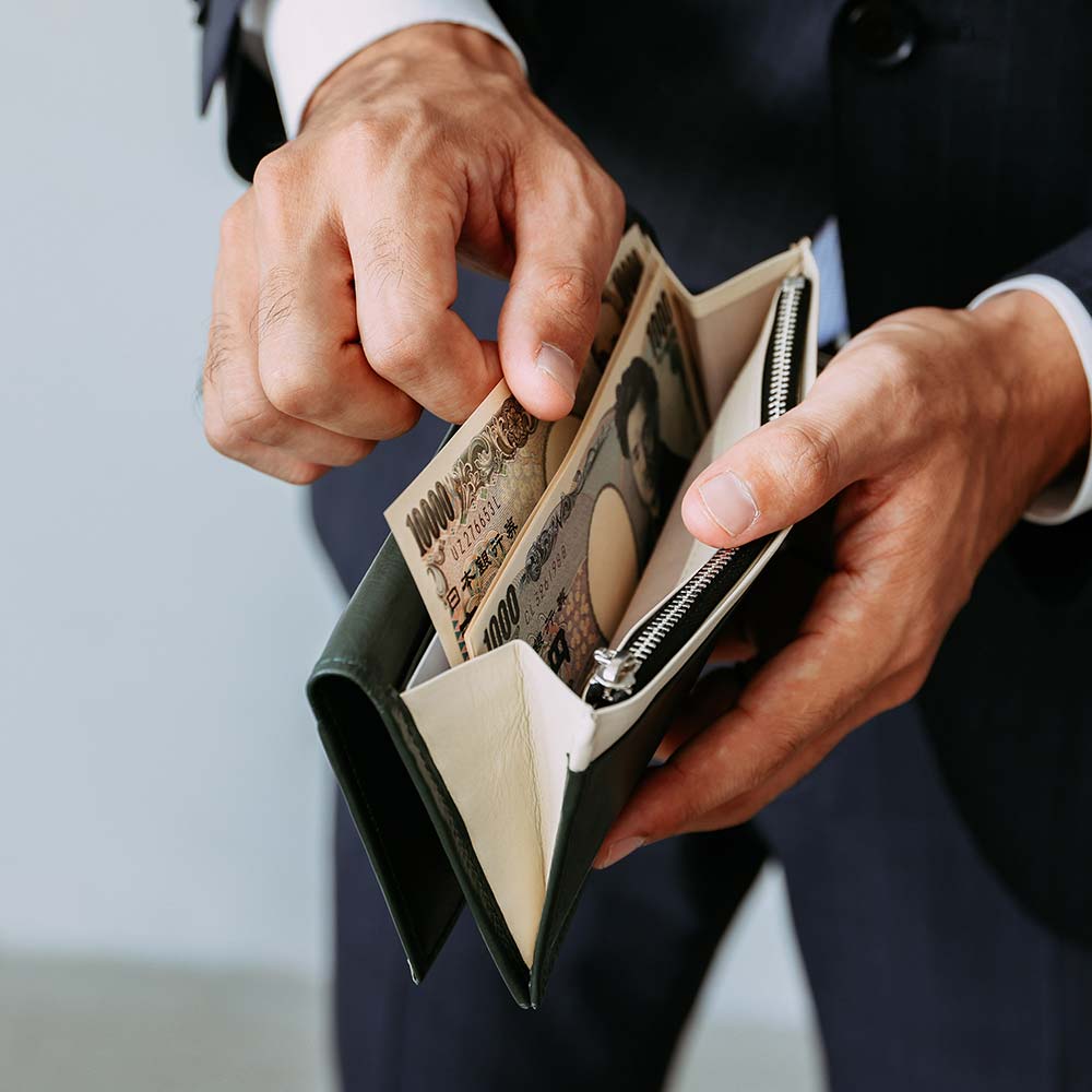 スリム長財布（カード収納13段） - マチがあるため、お札の出し入れがしやすくなっています。