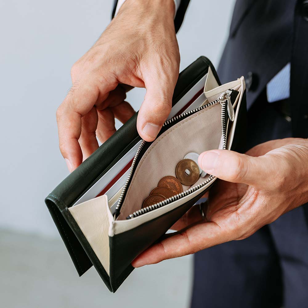 スリム長財布（カード収納13段） - 小銭入れは、取り出しやすくするため浅くしています。