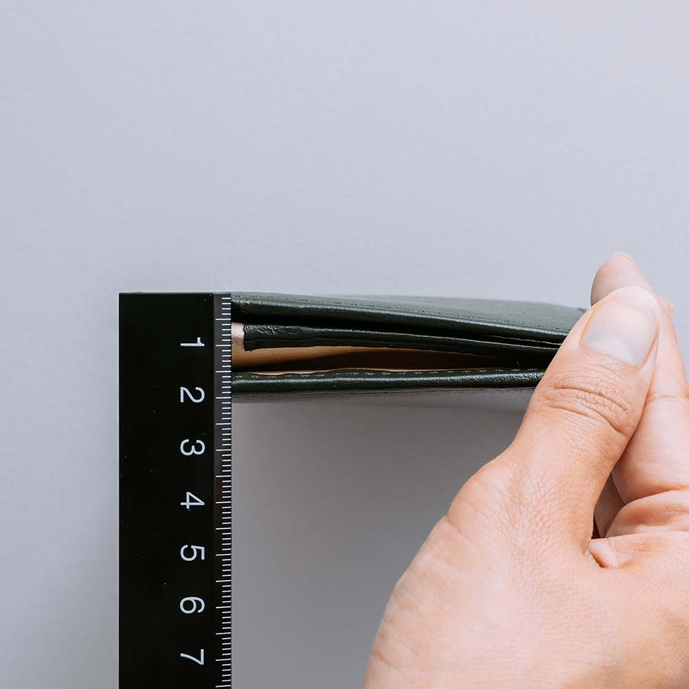 スリム長財布（カード収納13段） - ポケットに入れてもかさばらないよう、わずか20mmの厚みにおさえたスリムな設計です。