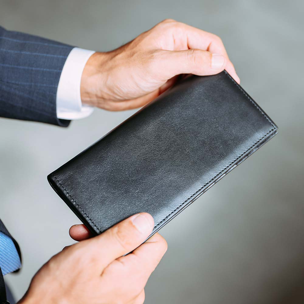スリム長財布（カード収納13段） - スムースレザーはずっと触っていたくなる、なめらかな触り心地です。