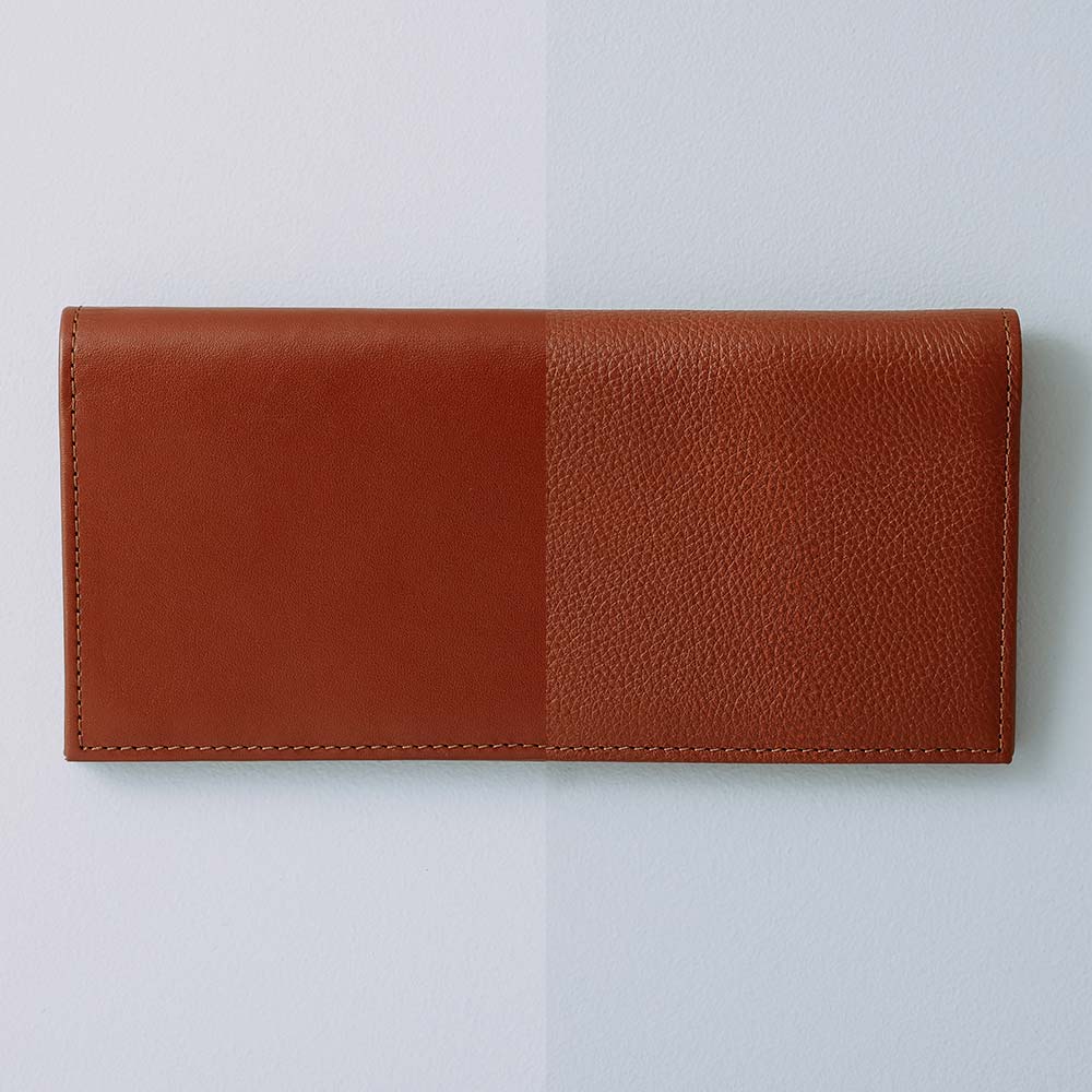 スリム長財布（カード収納13段） - オリジナルレザーとオリジナルエンボスレザーの質感の違いです。お手入れ方法に差はないので、お好みの方をお選びください。