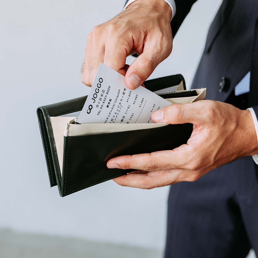 スリム長財布（カード収納13段） - フリーポケットが3つもあるので、大事なレシートや分けておきたいお札、大きめのポイントカードなどを用途別に入れることもできます。