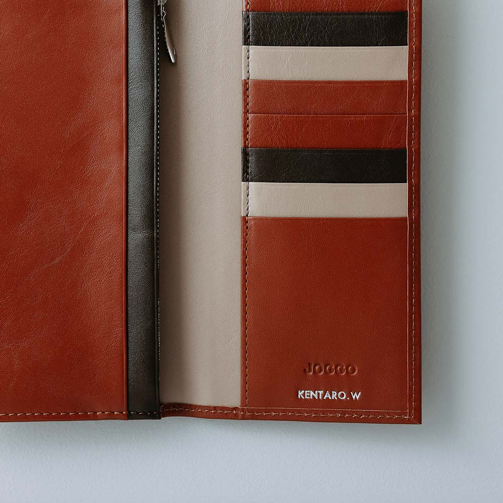 スリム長財布（カード収納13段） - 名入れは内側の右下に入ります。無料の刻印オプションで、世界で1つだけの特別なプレゼントに。