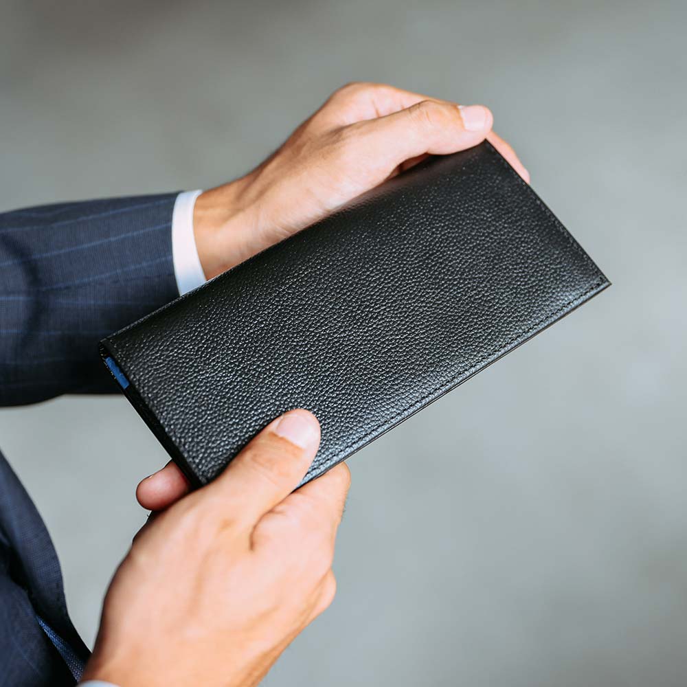スリム長財布（エンボス） - エンボスレザーは凹凸があるため滑りにくく、手に持った時のフィット感が心地良いです。