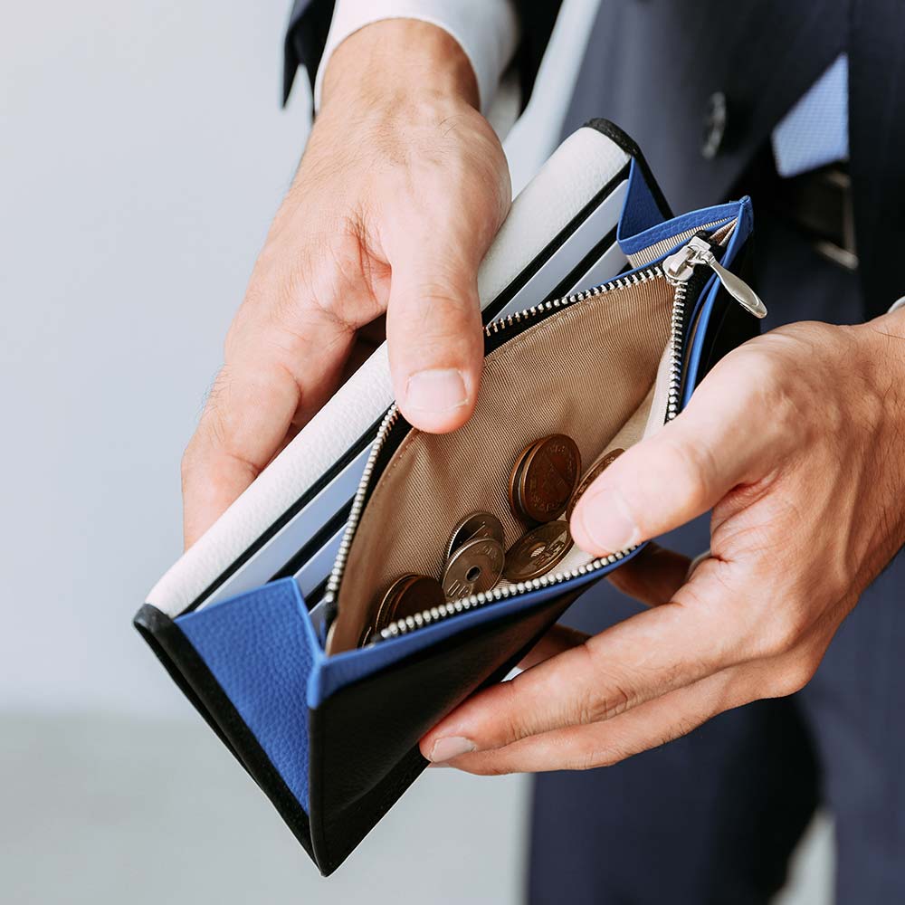 スリム長財布（エンボス） - 小銭入れは、取り出しやすくするため浅くしています。