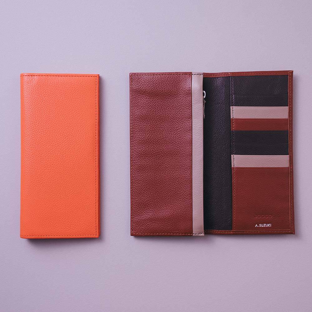 スリム長財布（エンボス） - 全部で7か所のカラーカスタマイズが可能です。カード段は細かく色を決められ、よりカラーカスタマイズを楽しめるようにしました。好みにあわせることができるのはオーダーメイドならでは。ステッチも革色毎に変え、革職人による繊細なハンドメイド仕上げ。プレゼントにふさわしい細部へのこだわりを徹底しています。
