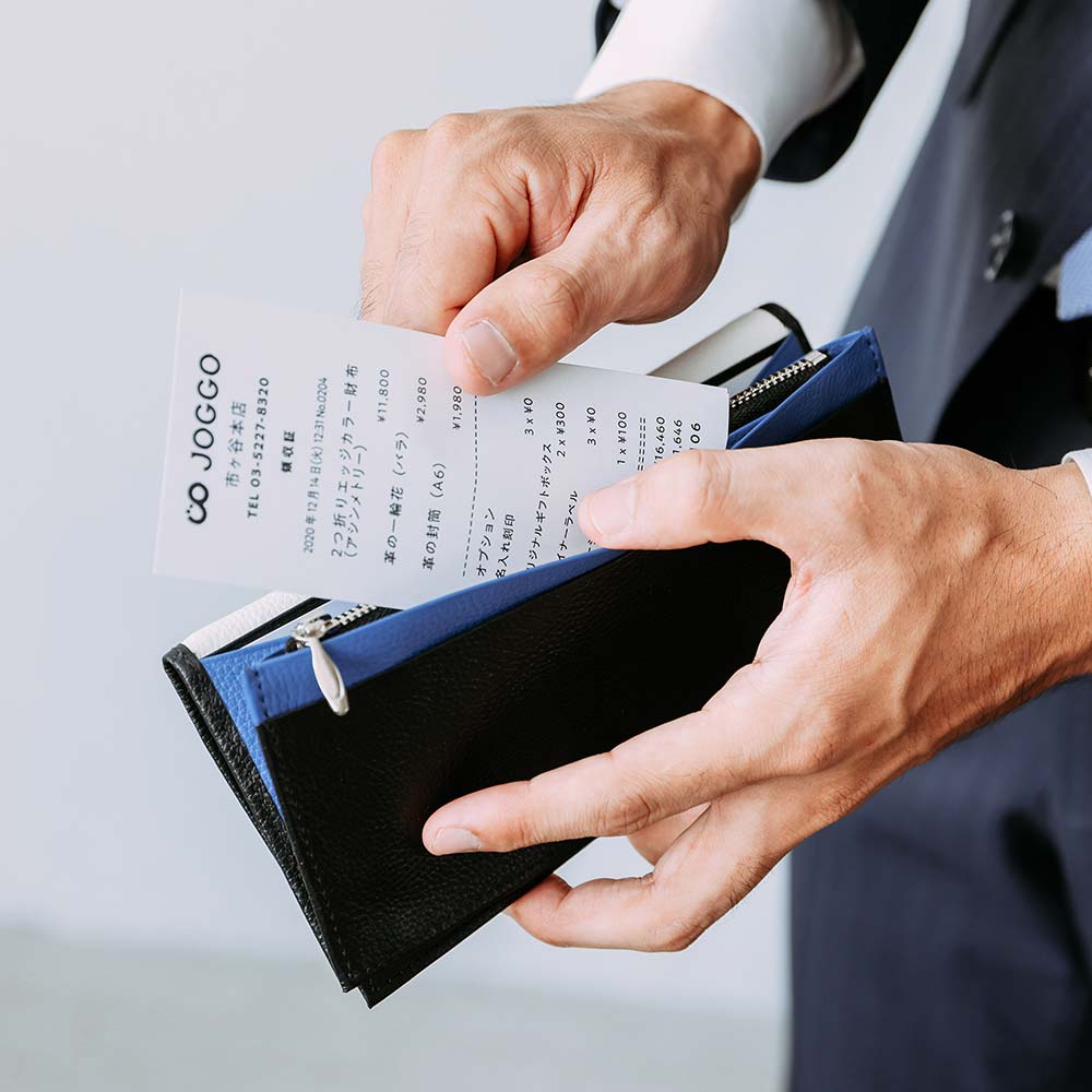 スリム長財布（エンボス） - フリーポケットが3つもあるので、大事なレシートや分けておきたいお札、大きめのポイントカードなどを用途別に入れることもできます。