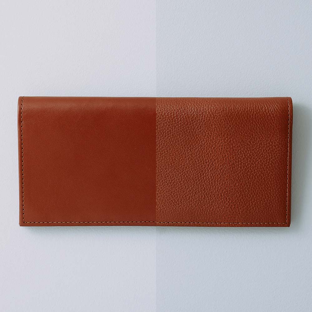 スリム長財布（エンボス） - オリジナルエンボスレザーとオリジナルレザーの質感の違いです。お手入れ方法に差はないので、お好みの方をお選びください。