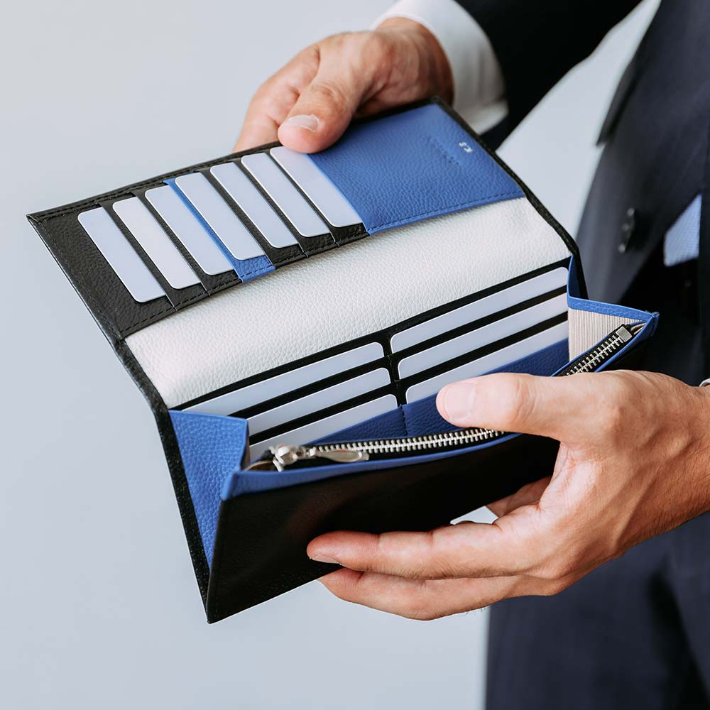 スリム長財布（エンボス） - ファスナーやホックがなく、カードをさっと取り出せる一覧性が魅力です。