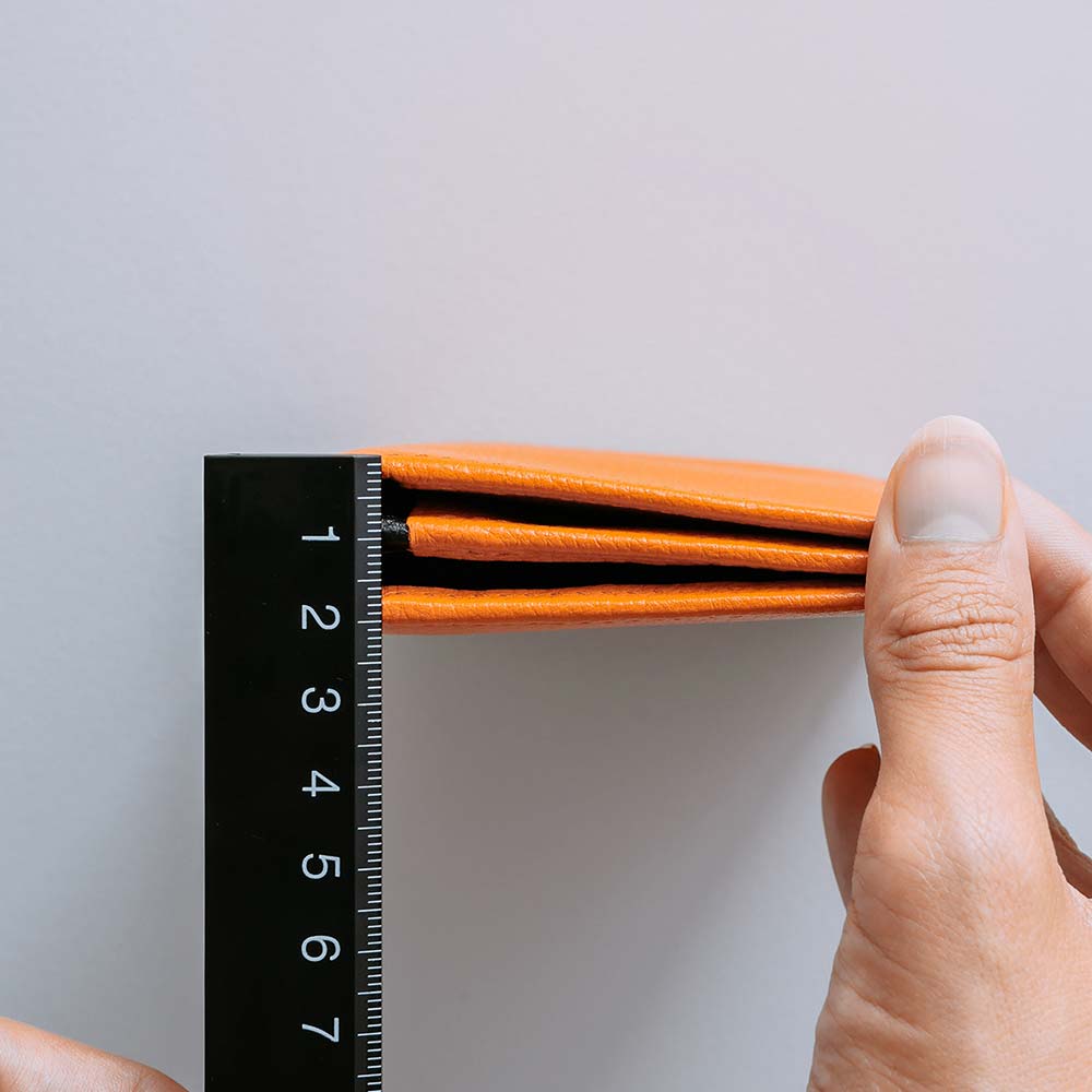 スリム長財布（エンボス） - ポケットに入れてもかさばらないよう、わずか20mmの厚みにおさえたスリムな設計です。