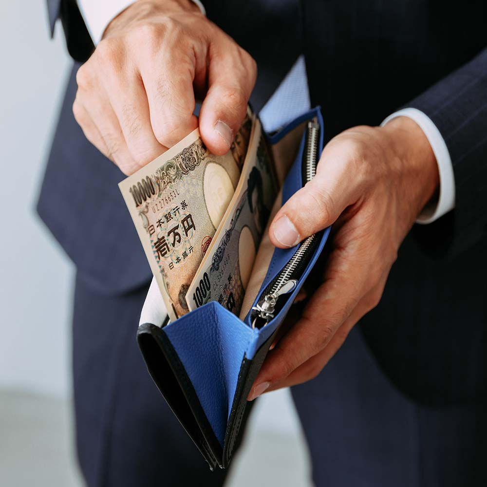 スリム長財布（エンボス） - マチがあるため、お札の出し入れがしやすくなっています。