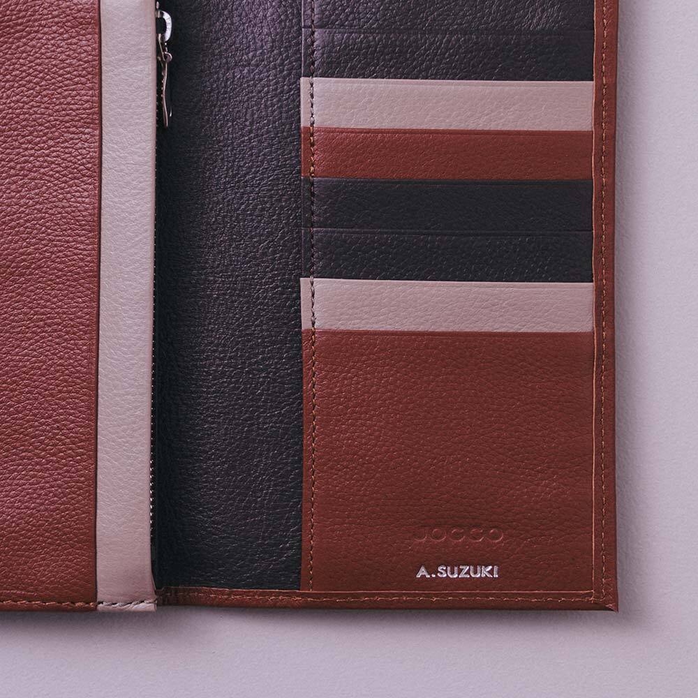 スリム長財布（エンボス） - 名入れは内側の右下に入ります。無料の刻印オプションで、世界で1つだけの特別なプレゼントに。