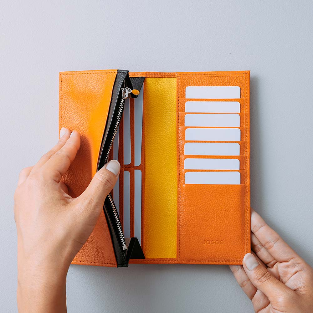 スリム長財布（エンボス） - 快適なスリムさを実現しながらも、13枚ものカードを収納できます。