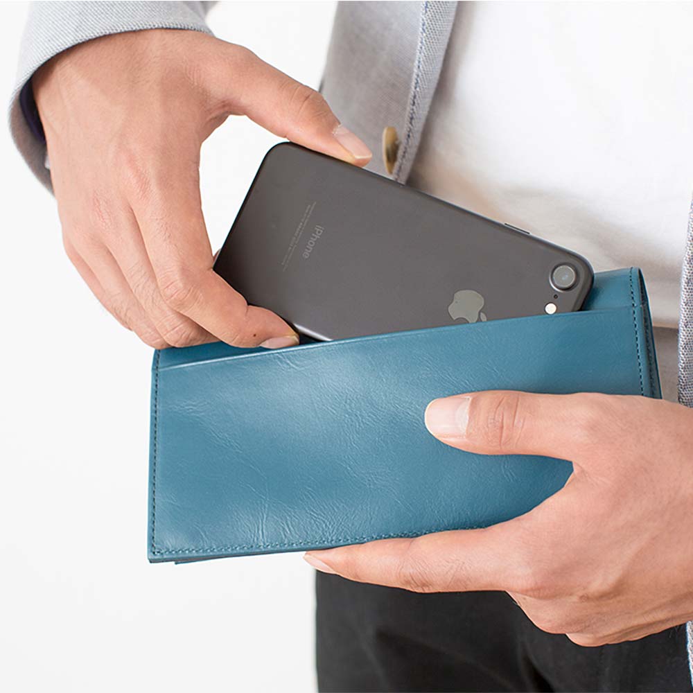 フラップバイカラー長財布（シングルホック） - 背ポケットには使いやすいフリースペースが。スマホやICカードを入れて使用することも可能。メンズ・レディース問わず使いやすいデザインです。