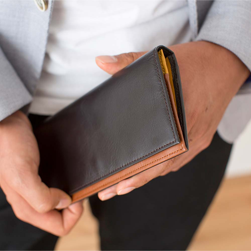 フラップバイカラー長財布（シングルホック） - さりげないバイカラーとスリムなフォルムが目をひくデザイン。色を変えて個性を出せば、オーダーメイドならではの特別な逸品に。プレゼントやギフトにも最適です。