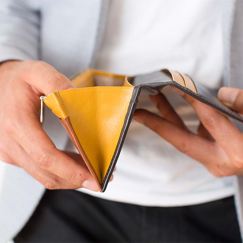 フラップバイカラー長財布（シングルホック） - 容量と使いやすさを追求し、マチを広めに設計しました。マチ部分に明るい差し色を選べば、また違う表情のデザインに仕上がります。