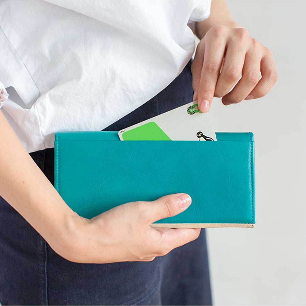 フラップバイカラー長財布（ダブルホック） - 背ポケットには使いやすいフリースペースが。スマホやICカードを入れて使用することも可能。メンズ・レディース問わず使いやすいデザインです。