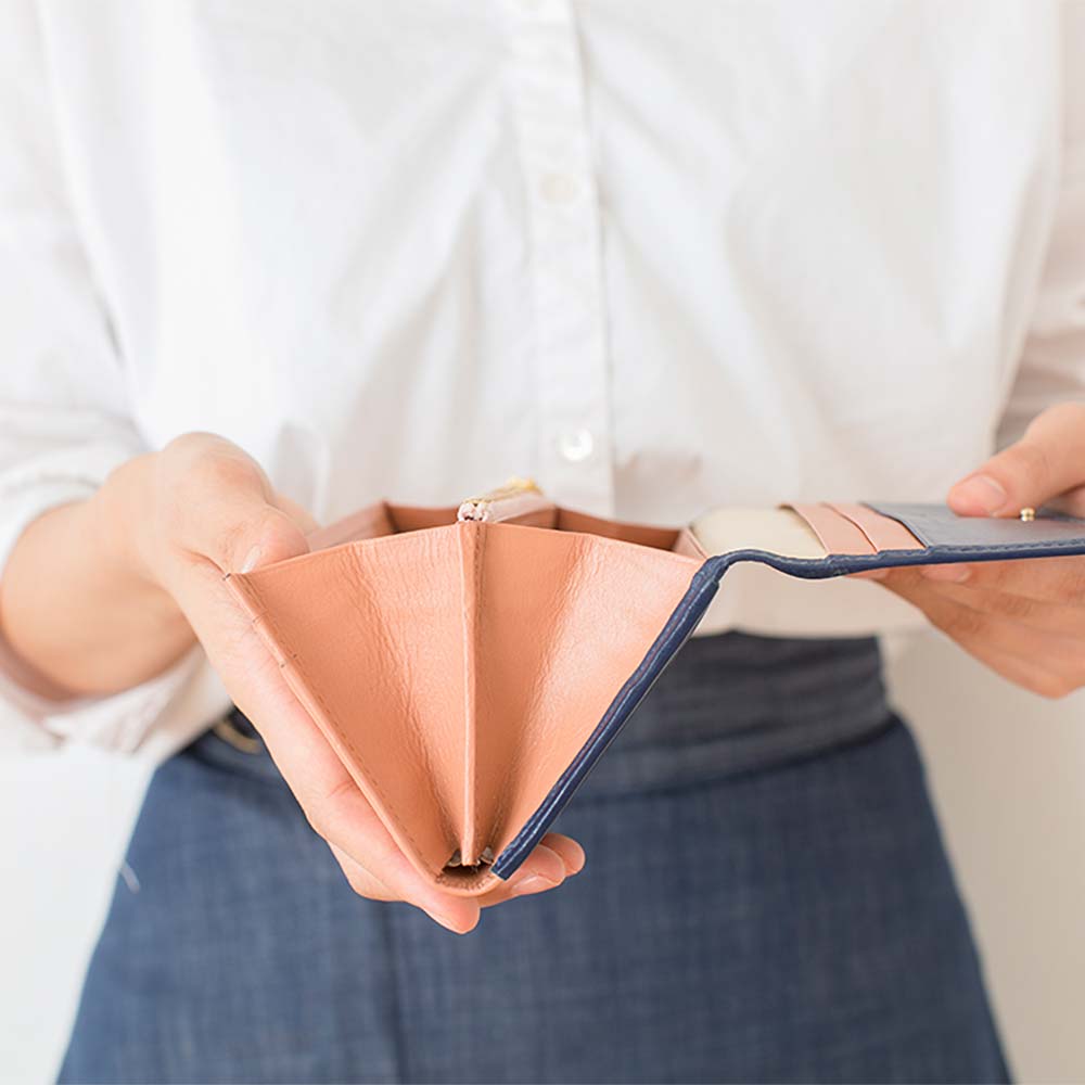 フラップバイカラー長財布（ダブルホック） - 容量と使いやすさを追求し、マチを広めに設計しました。マチ部分に明るい差し色を選べば、また違う表情のデザインに。おしゃれさやかわいらしさを好みに合わせて演出できます。