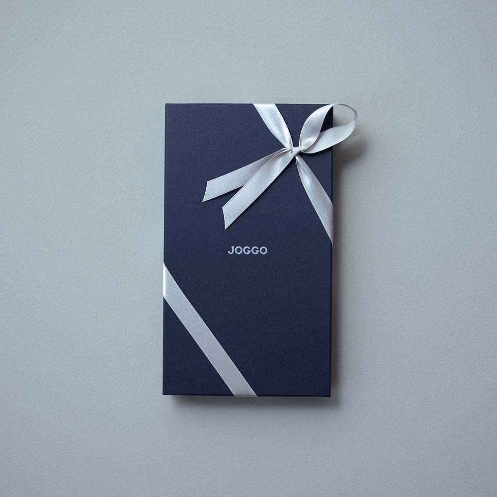 フラップバイカラー長財布（ダブルホック） - 「ギフトラッピング」をお選びいただいた場合、アイテムの大きさに合った化粧箱に入れてお届けします。高級感のある濃紺の化粧箱で、想いを伝える瞬間を素敵に演出します。