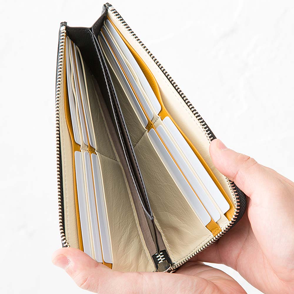 Ｌファスナー長財布 - 12枚のカードポケットと 2つのフリーポケット。真ん中には小銭やレシート入れに使える大きいなポケットがついています。