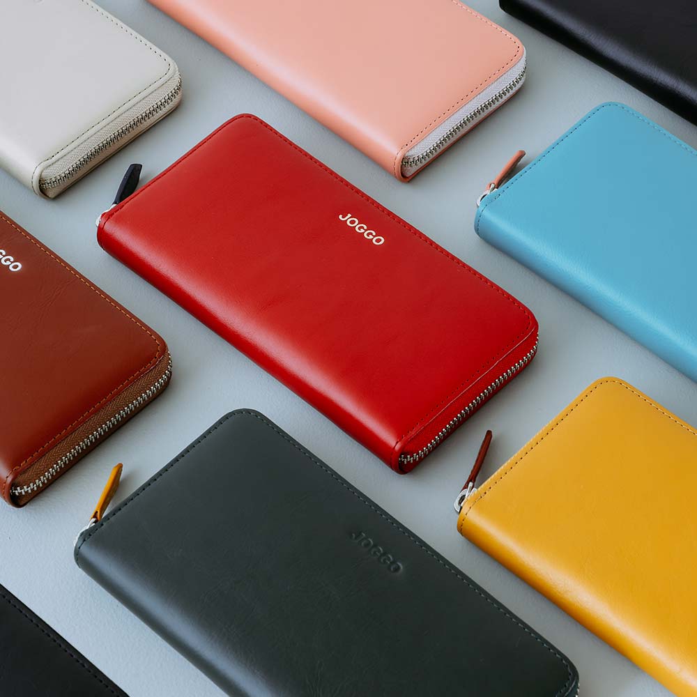 シンプルラウンド長財布 - 引手まで本革で仕上げたディテールにより、一層の高級感が漂います。引手がアクセントとなり、シンプルながらもおしゃれに個性を出すことができます。完全に閉まるラウンドファスナーのため、中身を落とす心配もありません。