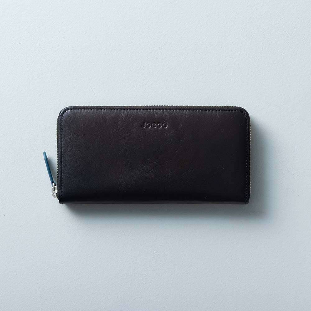 シンプルラウンド長財布 - シックな雰囲気が好きな方におすすめ。引手にアクセントを。使用カラー：ピュアブラック×ピーコックブルー