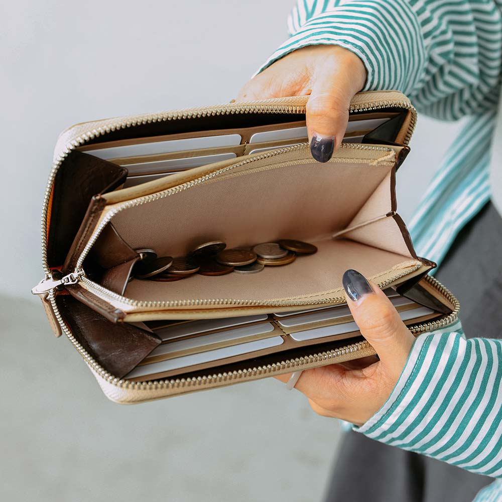 シンプルラウンド長財布 - ファスナー式で安心の小銭入れ。大きく開くL字ファスナーを採用しました。使いやすく、収納力も抜群です。