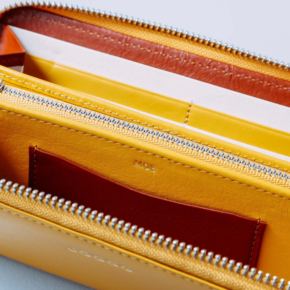 シンプルラウンド長財布 - 名入れは小銭入れ側のポケットの上部に入ります。無料の刻印オプションで、世界で1つだけの特別なプレゼントに。