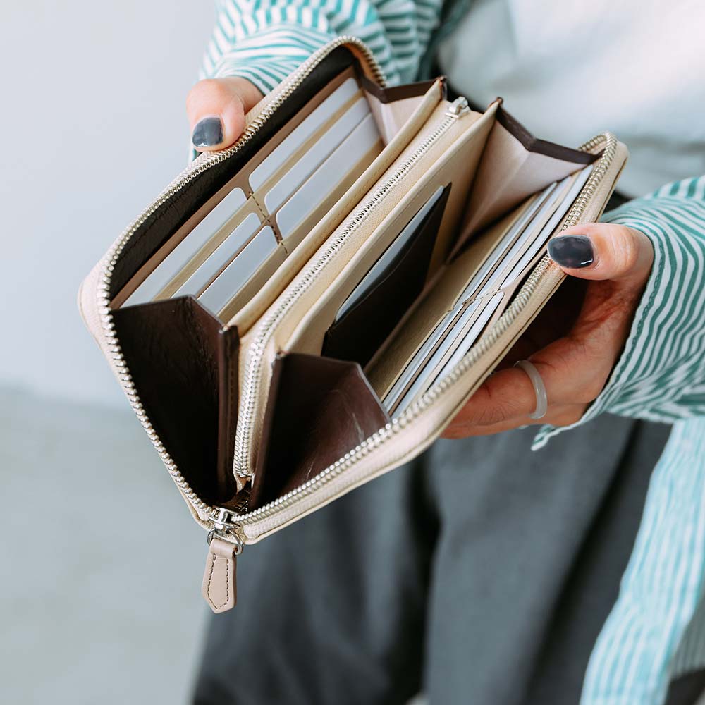 シンプルラウンド長財布 - カード段はシンメトリーで使いやすい設計です。左右にあるポケットには14枚ものカードを収納できます。