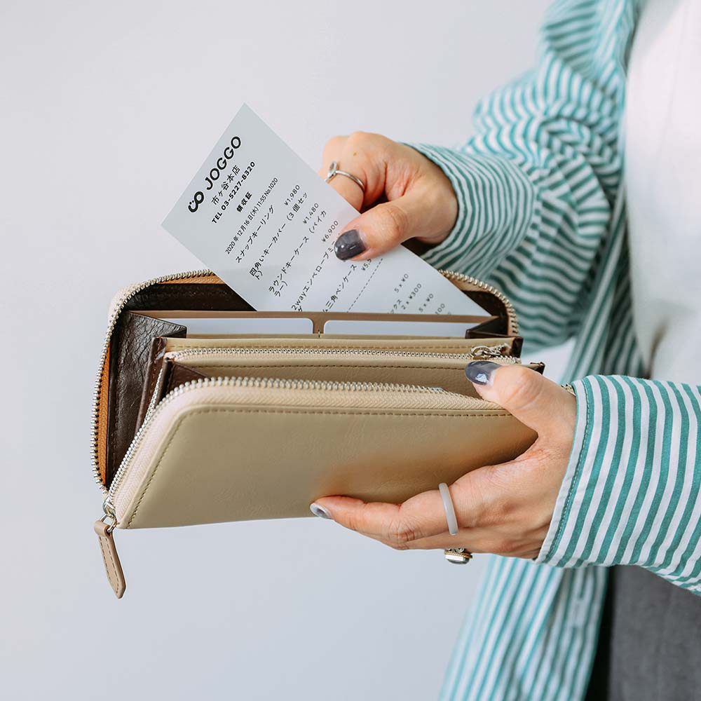 シンプルラウンド長財布 - フリーポケットがあるので、大事なレシートや分けておきたいお札、大きめのポイントカードなどを入れることもできます。