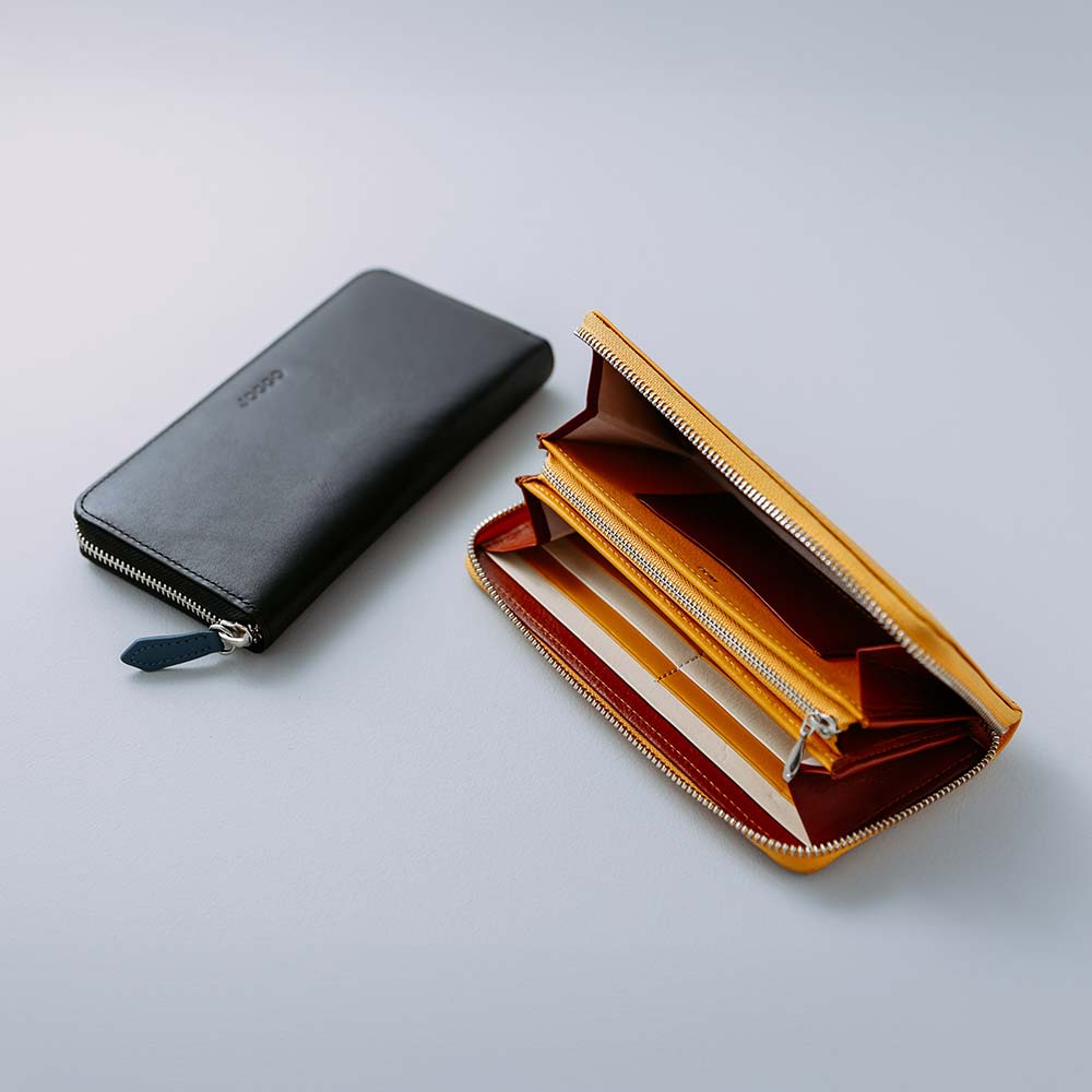 シンプルラウンド長財布 - 全部で5か所のカラーカスタマイズが可能です。スタイリッシュにしたり、上品にしたり、温かみのある雰囲気にしたり、と自由に雰囲気を決めることができるのはオーダーメイドならでは。ステッチも革色毎に変え、革職人による繊細なハンドメイド仕上げ。プレゼントにふさわしい細部へのこだわりを徹底しています。