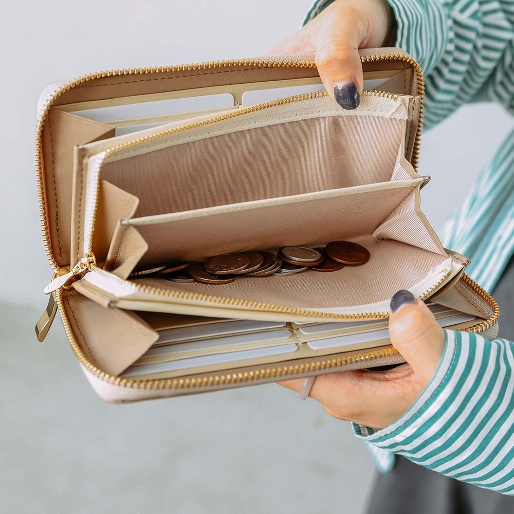 シンプルラウンド長財布（バイカラー） - ファスナー式で安心の小銭入れには、便利な間仕切りもついています。大きく開くL字ファスナーを採用しました。使いやすく、収納力も抜群です。