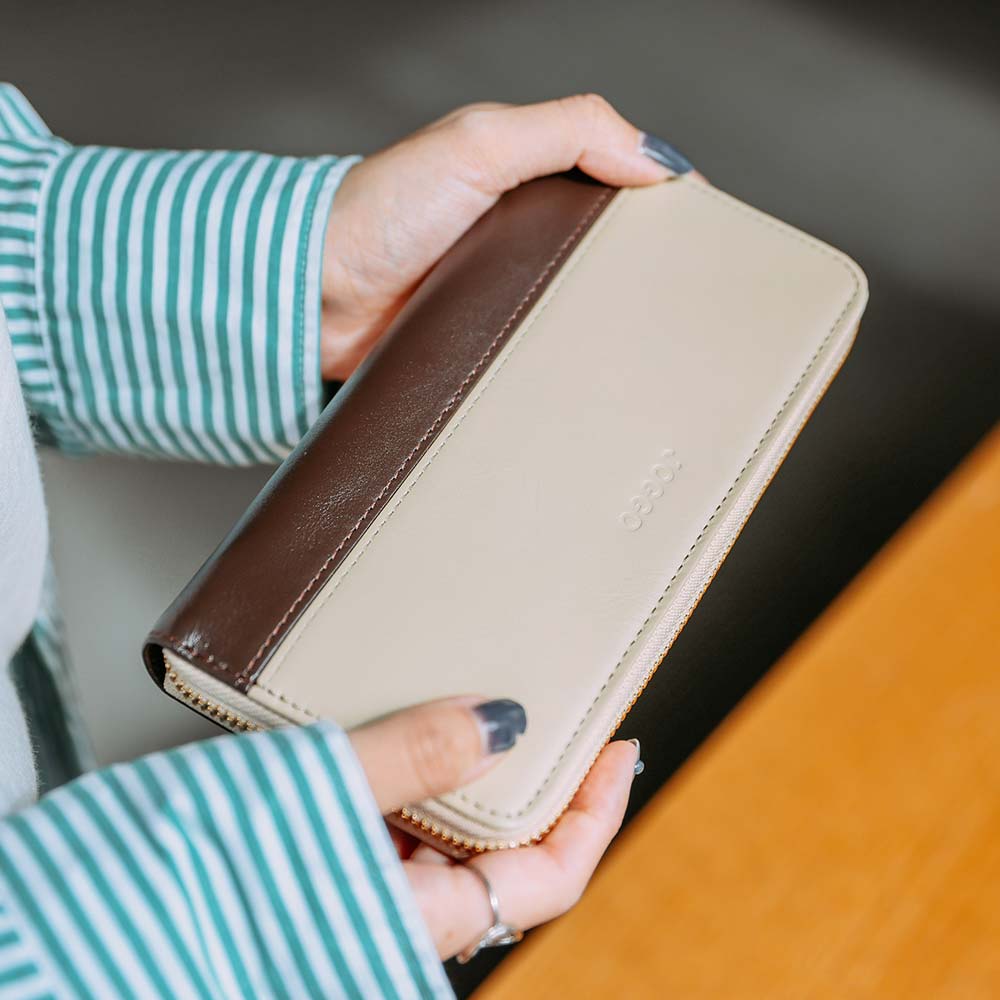 シンプルラウンド長財布（バイカラー） - スムースレザーはずっと触っていたくなる、なめらかな触り心地です。