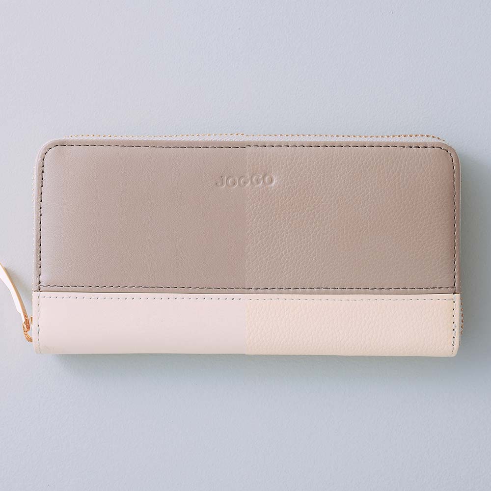 シンプルラウンド長財布（バイカラー） - オリジナルエンボスレザーとオリジナルレザーの質感の違いです。お手入れ方法に差はないので、お好みの方をお選びください。