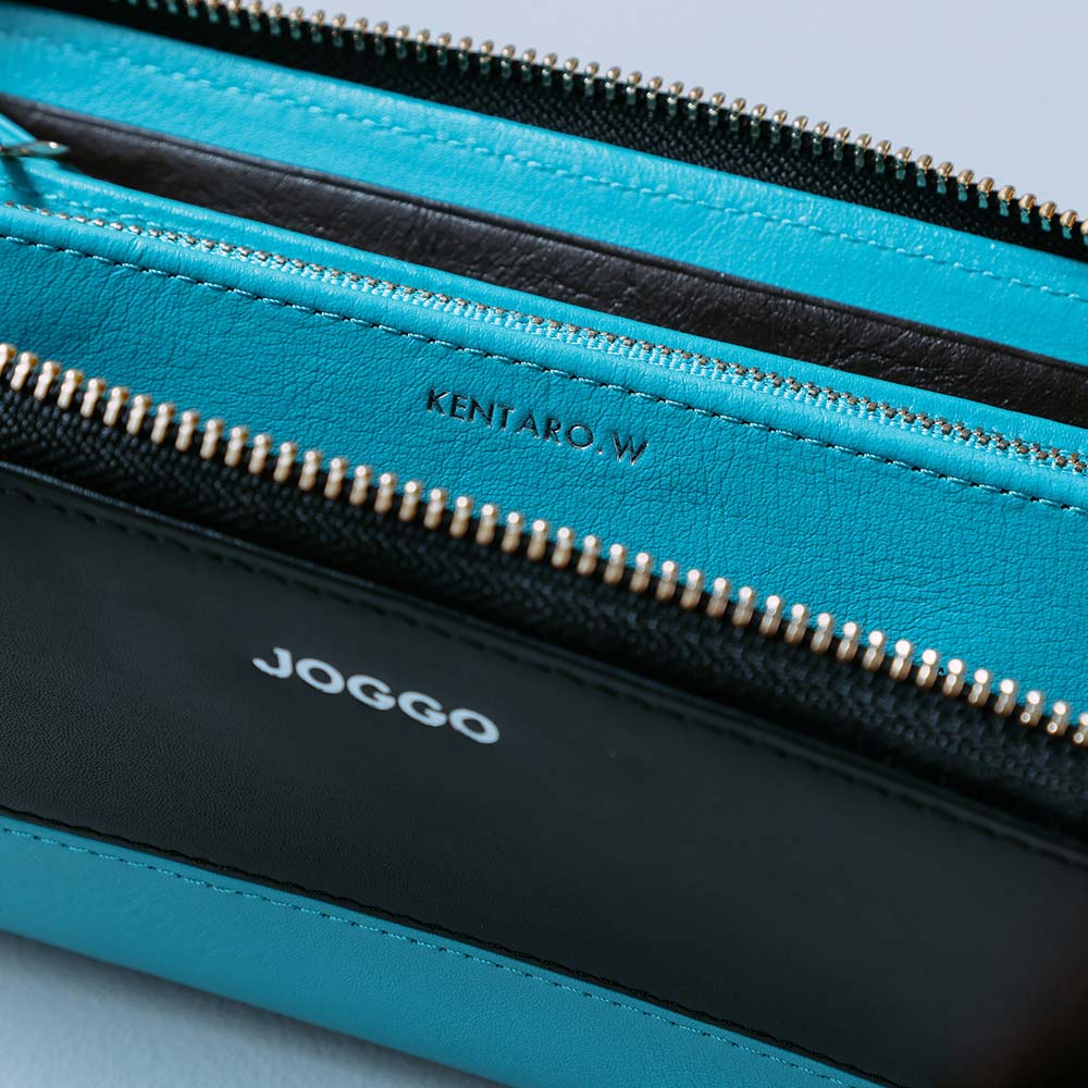 シンプルラウンド長財布（バイカラー） - 名入れは小銭入れ側のポケットの上部に入ります。無料の刻印オプションで、世界で1つだけの特別なプレゼントに。