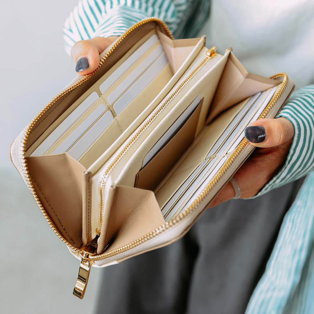 シンプルラウンド長財布（バイカラー） - カード段はシンメトリーで使いやすい設計です。左右にあるポケットには14枚ものカードを収納できます。