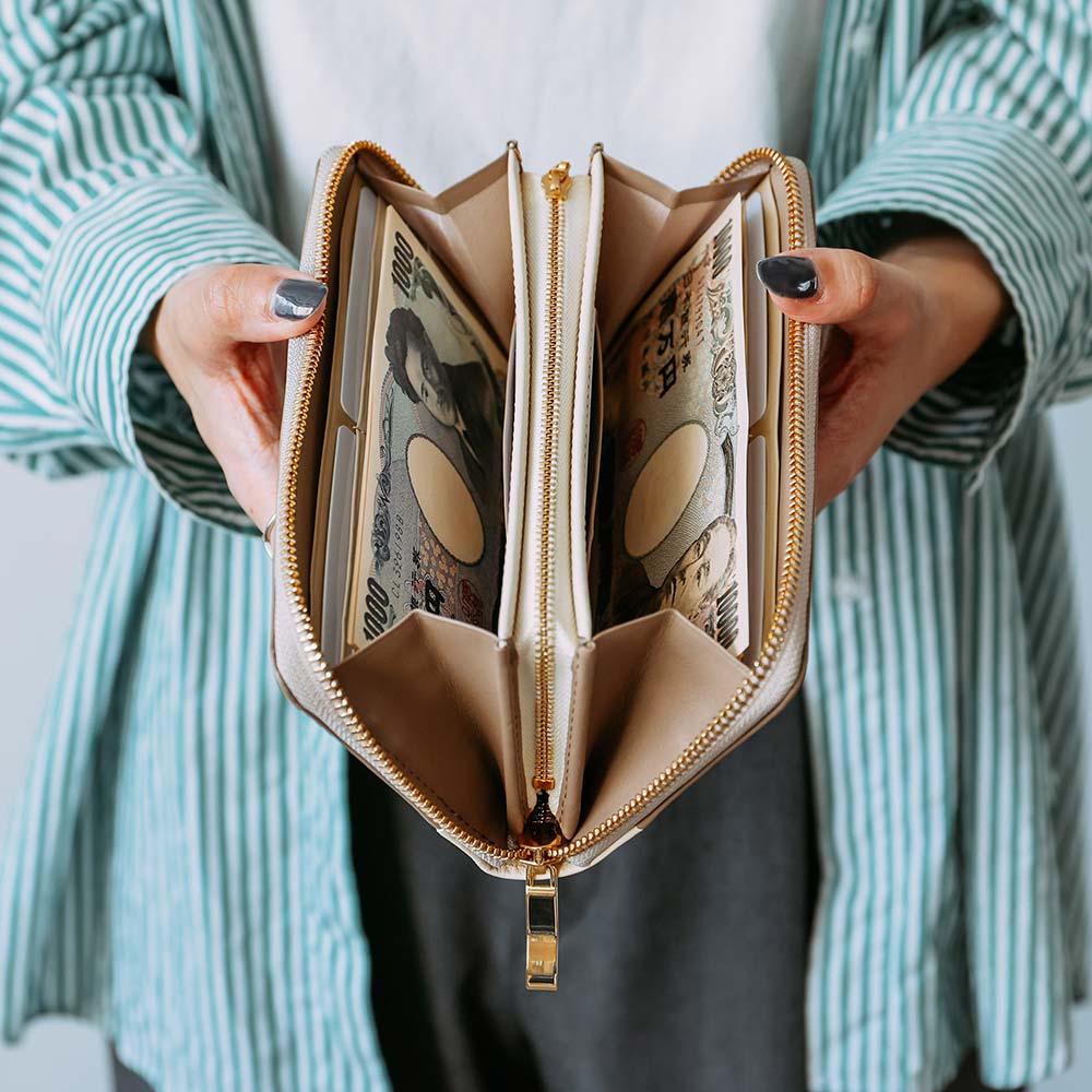 シンプルラウンド長財布（バイカラー） - 両マチで大きく開き、全体が見やすく取り出しやすいデザイン。