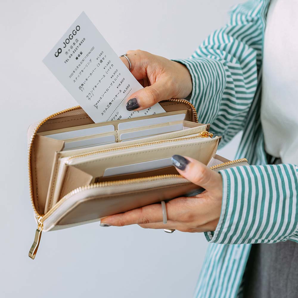 シンプルラウンド長財布（バイカラー） - フリーポケットがあるので、大事なレシートや分けておきたいお札、大きめのポイントカードなどを入れることもできます。