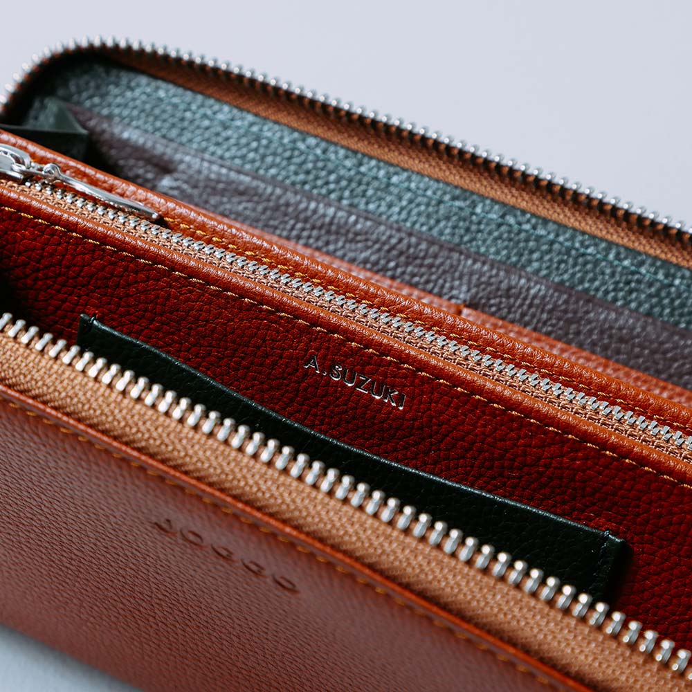 シンプルラウンド長財布（エンボス） - 名入れは小銭入れ側のポケットの上部に入ります。無料の刻印オプションで、世界で1つだけの特別なプレゼントに。