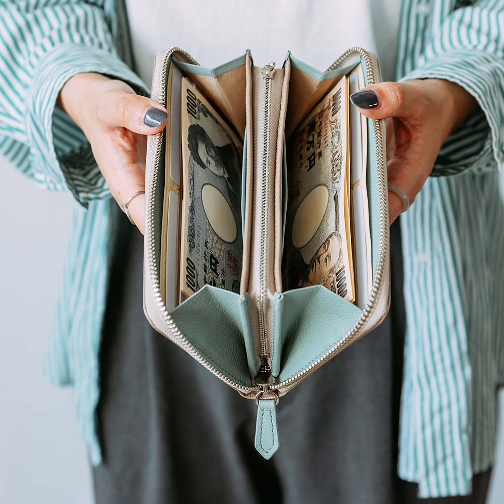 シンプルラウンド長財布（エンボス） - 両マチで大きく開き、全体が見やすく取り出しやすいデザイン。