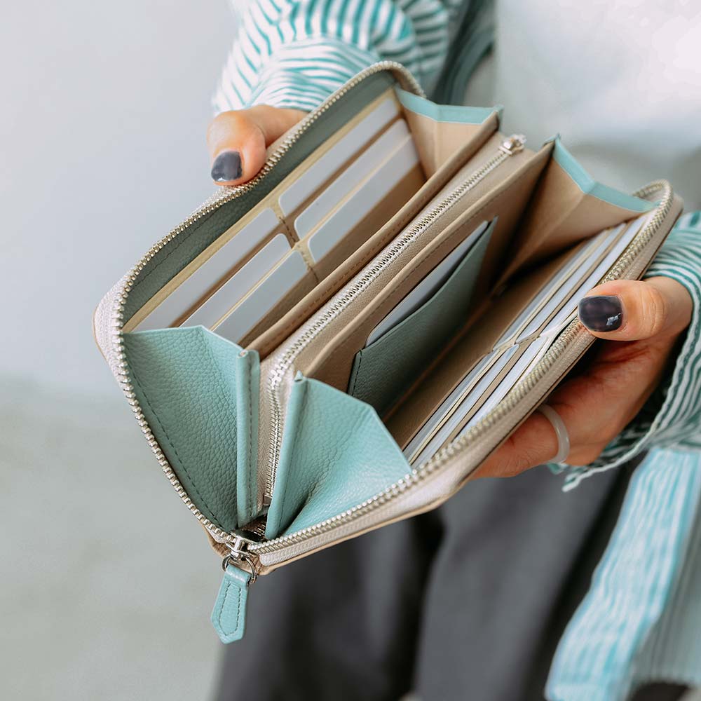 シンプルラウンド長財布（エンボス） - カード段はシンメトリーで使いやすい設計です。左右にあるポケットには14枚ものカードを収納できます。