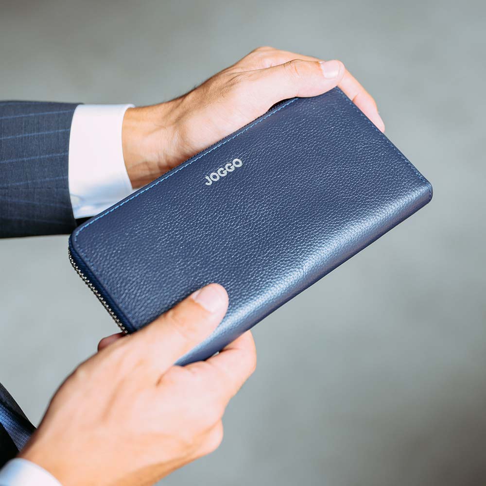 シンプルラウンド長財布（エンボス） - エンボスレザーは凹凸があるため滑りにくく、手に持った時のフィット感が心地良いです。