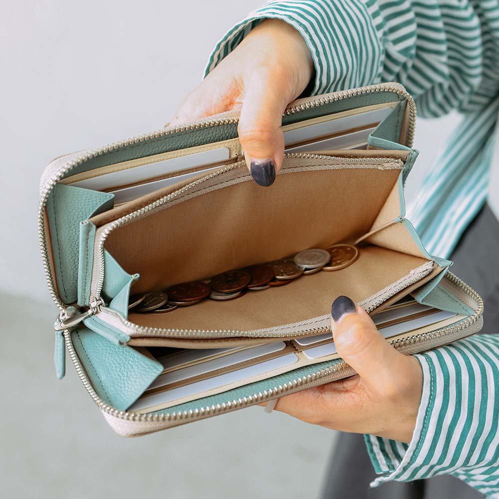 シンプルラウンド長財布（エンボス） - ファスナー式で安心の小銭入れ。大きく開くL字ファスナーを採用しました。使いやすく、収納力も抜群です。