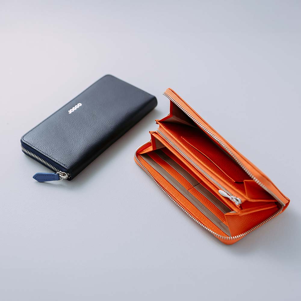 シンプルラウンド長財布（エンボス） - 全部で5か所のカラーカスタマイズが可能です。スタイリッシュにしたり、上品にしたり、温かみのある雰囲気にしたり、と自由に雰囲気を決めることができるのはオーダーメイドならでは。ステッチも革色毎に変え、革職人による繊細なハンドメイド仕上げ。プレゼントにふさわしい細部へのこだわりを徹底しています。