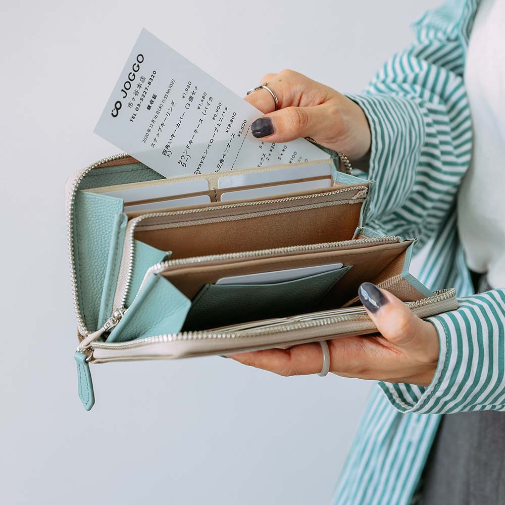 シンプルラウンド長財布（エンボス） - フリーポケットがあるので、大事なレシートや分けておきたいお札、大きめのポイントカードなどを入れることもできます。