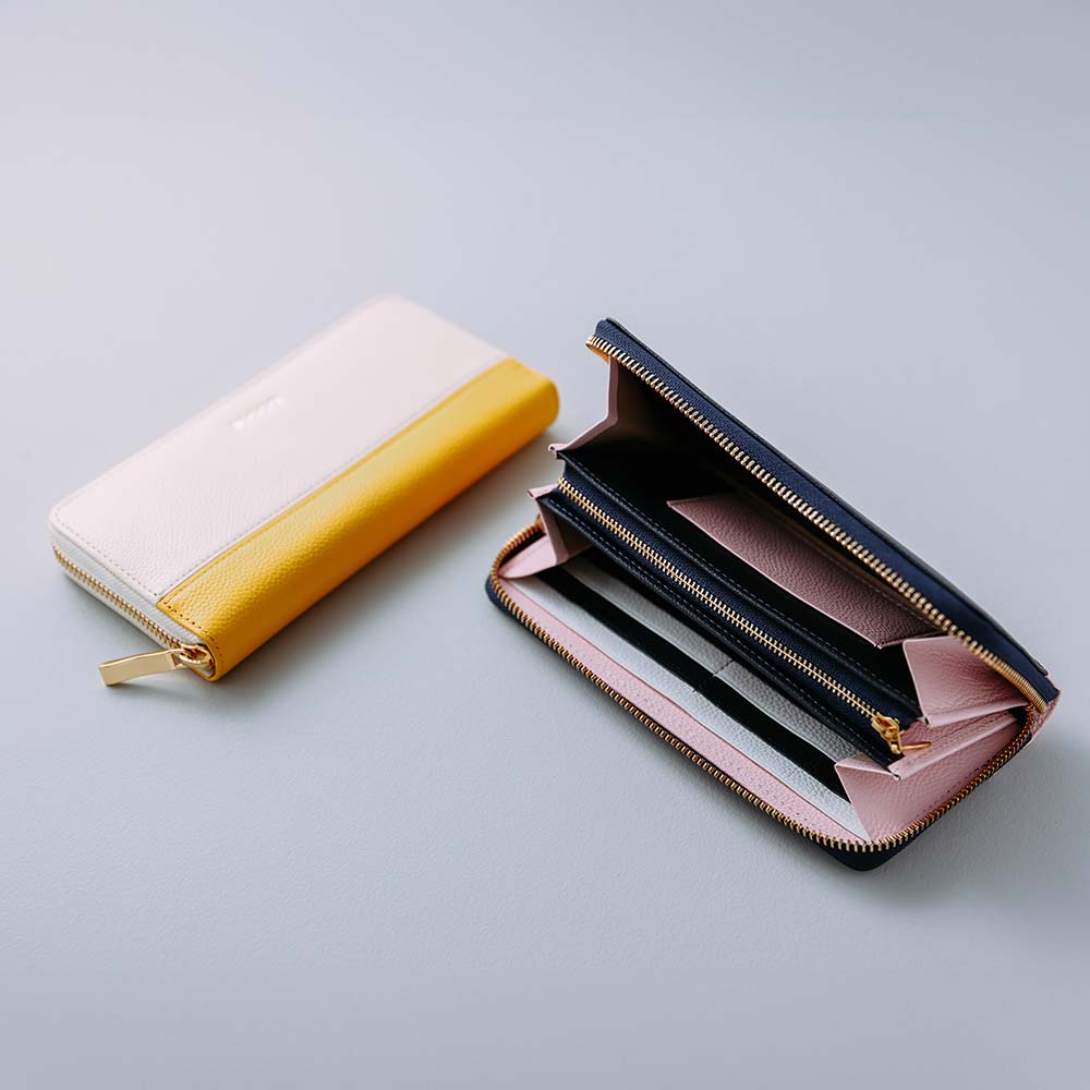 シンプルラウンドバイカラー長財布（エンボス） - 全部で5か所のカラーカスタマイズが可能です。洗練されたバイカラーデザインでシンプルながらもおしゃれさを演出することができます。ステッチも革色毎に変え、革職人による繊細なハンドメイド仕上げ。プレゼントにふさわしい細部へのこだわりを徹底しています。