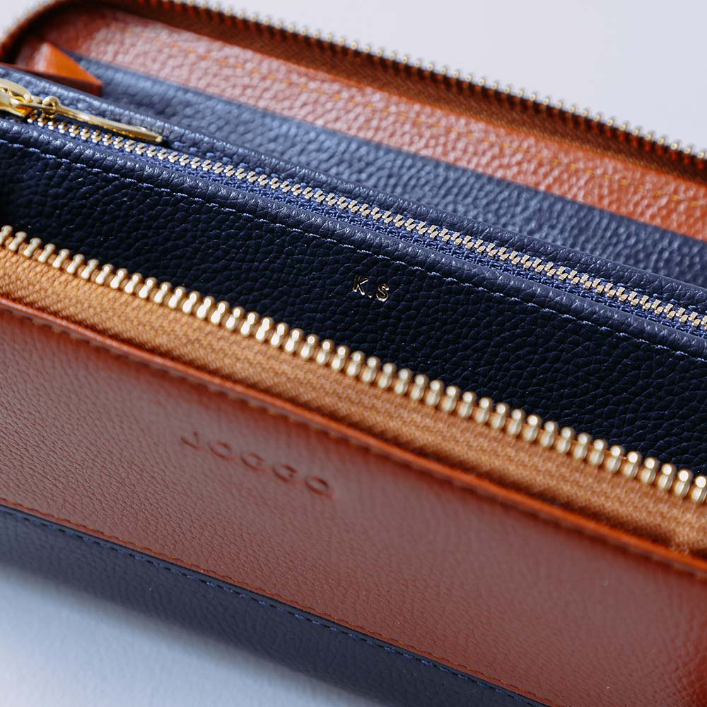 シンプルラウンドバイカラー長財布（エンボス） - 名入れは小銭入れ側のポケットの上部に入ります。無料の刻印オプションで、世界で1つだけの特別なプレゼントに。