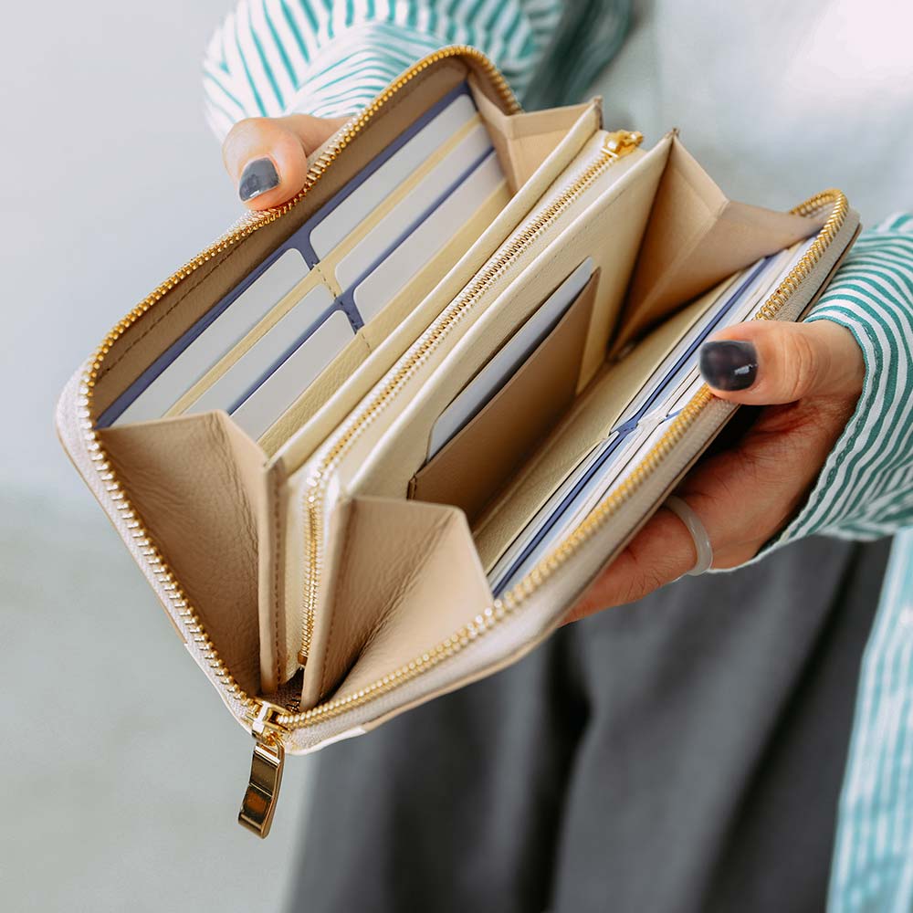 シンプルラウンドバイカラー長財布（エンボス） - カード段はシンメトリーで使いやすい設計です。左右にあるポケットには14枚ものカードを収納できます。