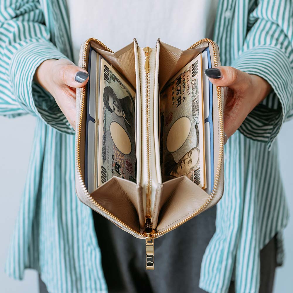 シンプルラウンドバイカラー長財布（エンボス） - 両マチで大きく開き、全体が見やすく取り出しやすいデザイン。